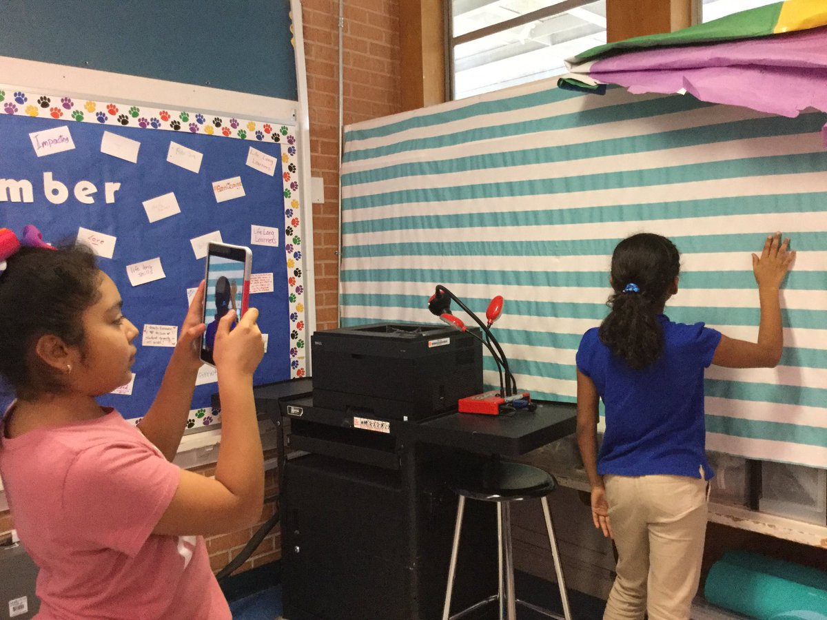 Latinitas's tweet photo. This week, the chicas at Latinitas after school club have been working on self-love and positivity. The girls will identify a part of their body that they ❤️ &amp; use 📸 skills and techniques to take a of it. https://t.co/uGCdEu7rHf
