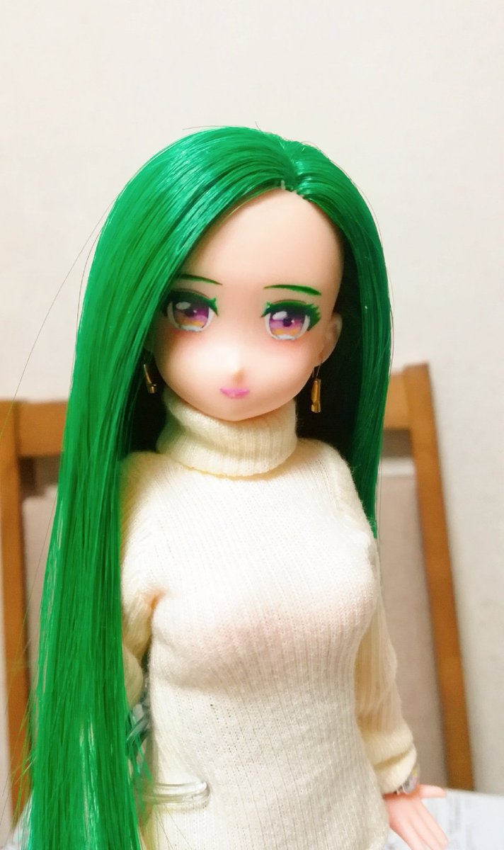 ট ইট র てけ めがねっ子推し ベルファイン広報担当りんちゃん 髪色は光が当たってる部分は左のような緑色 影の部分は右の様な緑色 オリジナルイラストは全体的に濃い緑だけど 明るい緑の部分もあるのでドールヘアーは鮮やかめの緑にした