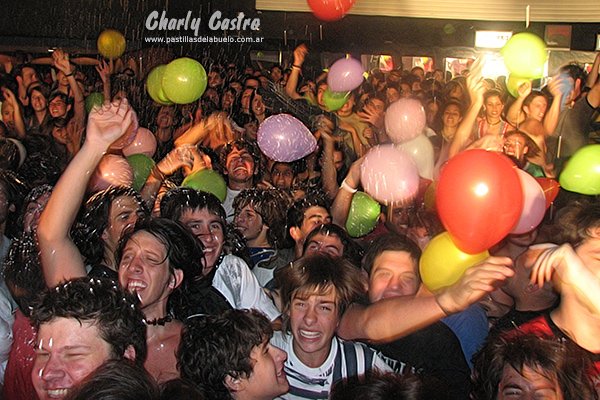charly_castro20's tweet photo. #efemeridesLPDA
19 de enero de 2008
@DelAbuelo en Villa Gesell
Otra vez en The Roxy. Piti, Santi, Joel y Bochi. https://t.co/2NtSzR1mBc