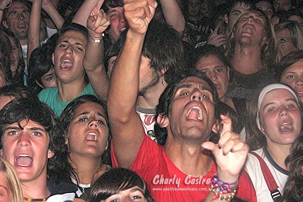 charly_castro20's tweet photo. #efemeridesLPDA
19 de enero de 2008
@DelAbuelo en Villa Gesell
Otra vez en The Roxy. Piti, Santi, Joel y Bochi. https://t.co/2NtSzR1mBc
