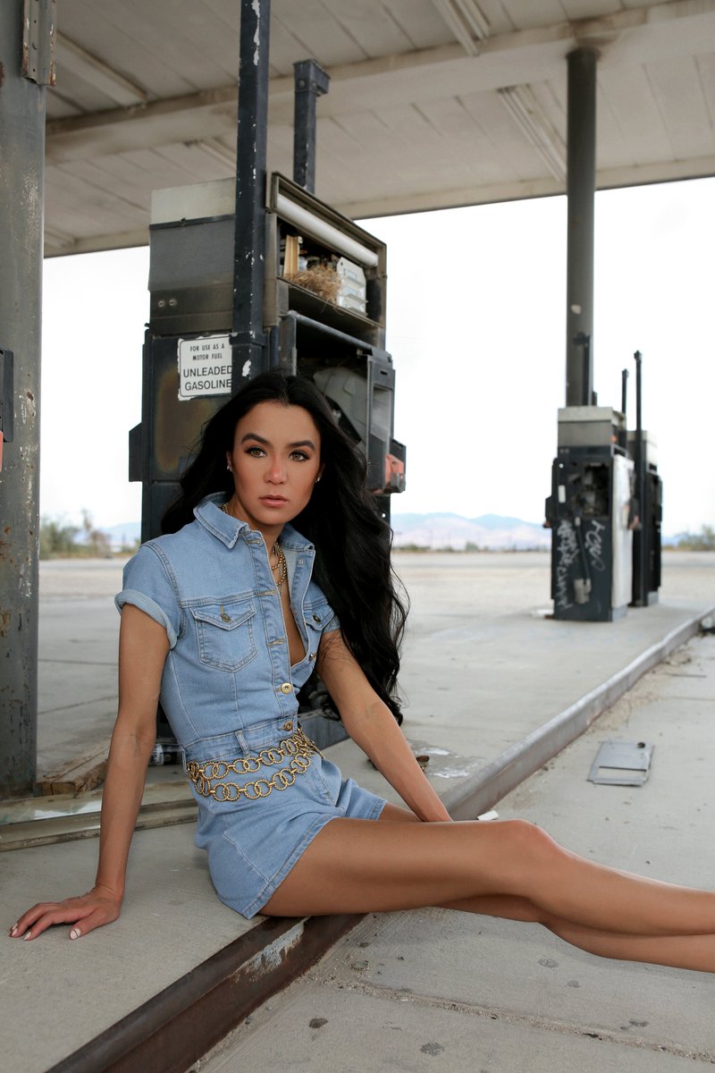 AnnamariaChen's tweet photo. Lowrider👖| The noughties are back and the biggest predicted trend of 2020 is low-rise jeans, so stock your home with water and canned goods, start practicing saying “that’s hot,” and join me in counting down to Y2K 2.0 💽on #TheShoppingPatch https://t.co/iDpAIApiVc https://t.co/WQkViH8k28