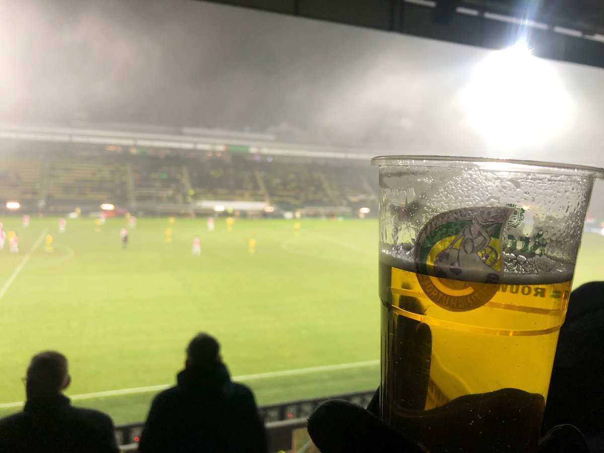 #Sittard - Vanavond weer een bijzondere wedstrijd toe kunnen voegen aan het rijtje FEY-VIT op 20 mrt. 2010 (gestaakt in rust door wolkbreuk) en FEY-WIL op 28 feb. 2018 (gevoelstemp. -15). Nu na 63 min. gestaakte bekerduel tussen #FORFEY door mist #KNVBbeker