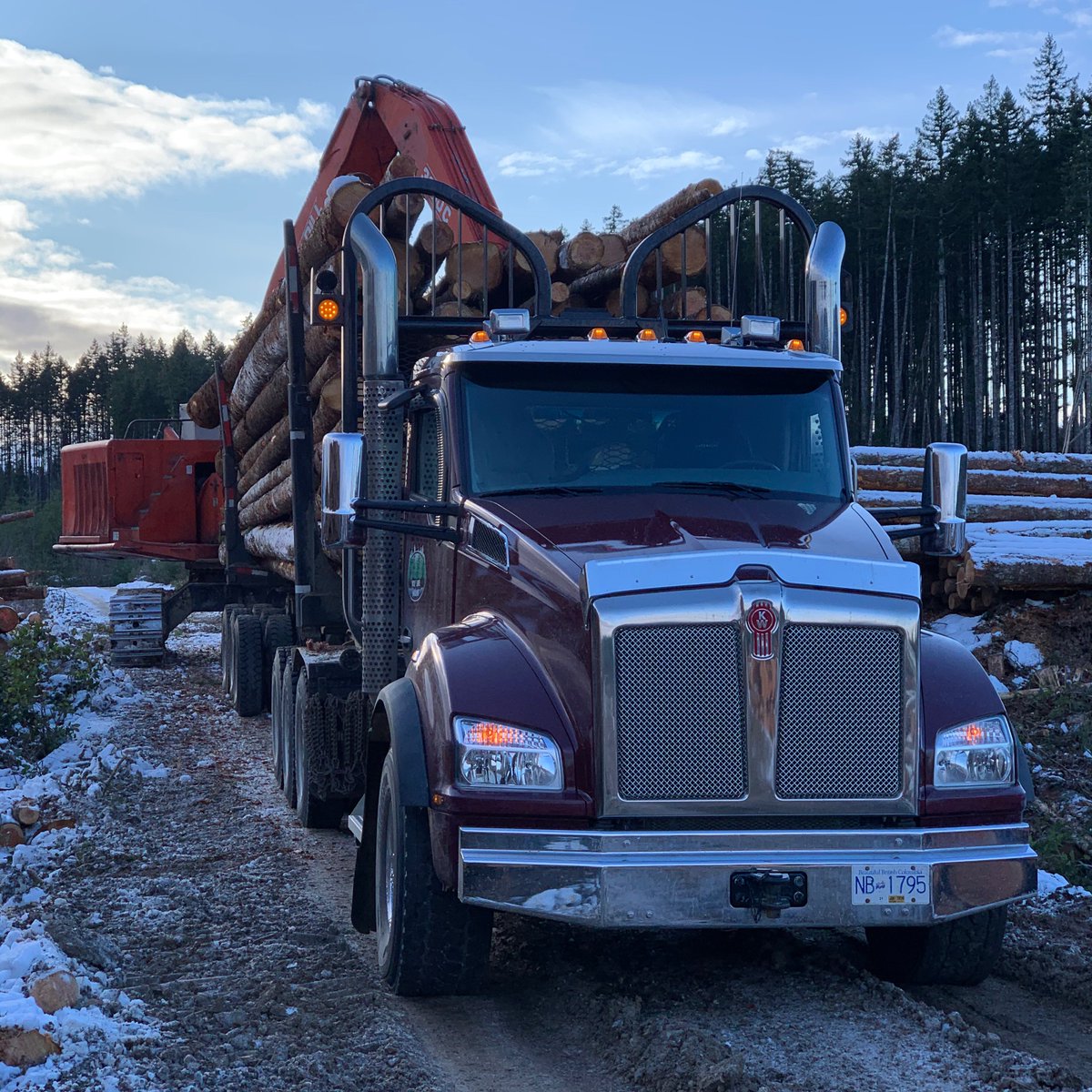 ForestechTim's tweet image. #Kenworth T880 tri drive log truck equipped with #Profab PF30 tri axle pole trailer being loaded up to head to the sort by a Madill 3800C log loader. It was a beautiful cold, crisp island morning to be out looking at new inventory! Madill 3800C is listed for sale with #forestech