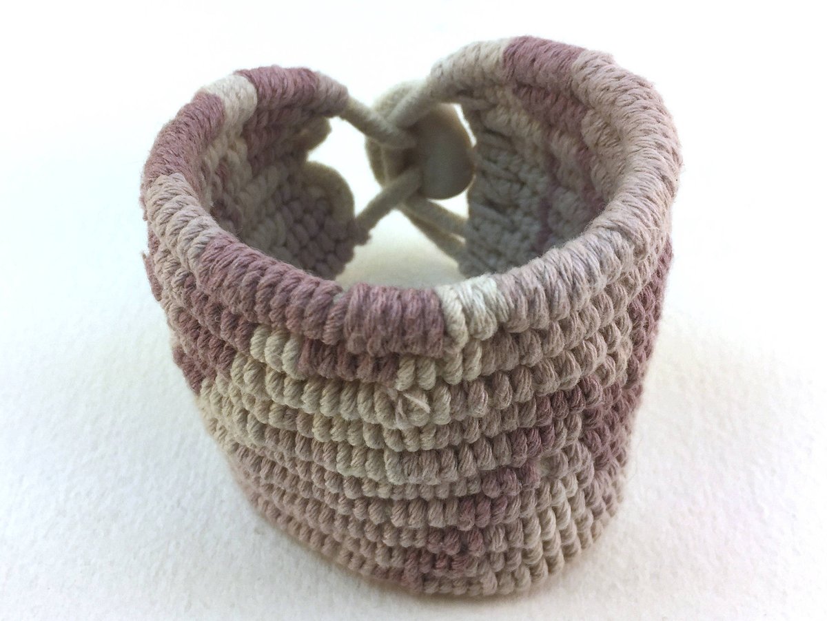 WhatKnotShop's tweet image. hand loomed cuff etsy.me/2NL2wKo #whatknotshop #tapestryweave #buttoncuff