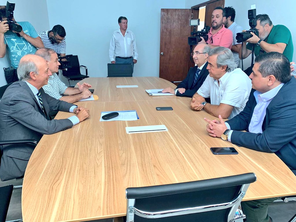 alianzauy's tweet image. En la sede de @LuisLacallePou, @jorgewlarranaga, designado futuro Ministro del Interior, junto a Guillermo Maciel y @LuisCalabria se reunieron con el futuro Ministro de Defensa, Javier García.
Luego de la reunión conversaron con los medios de prensa