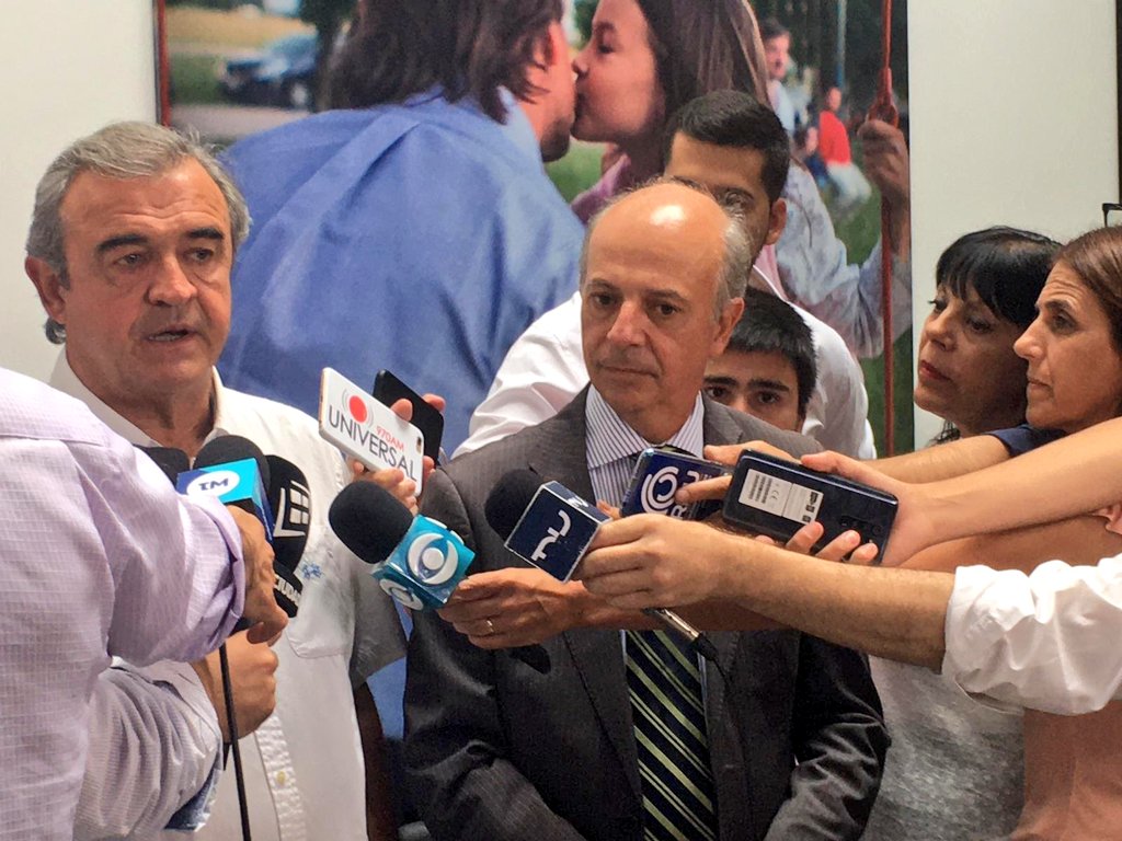 alianzauy's tweet image. En la sede de @LuisLacallePou, @jorgewlarranaga, designado futuro Ministro del Interior, junto a Guillermo Maciel y @LuisCalabria se reunieron con el futuro Ministro de Defensa, Javier García.
Luego de la reunión conversaron con los medios de prensa