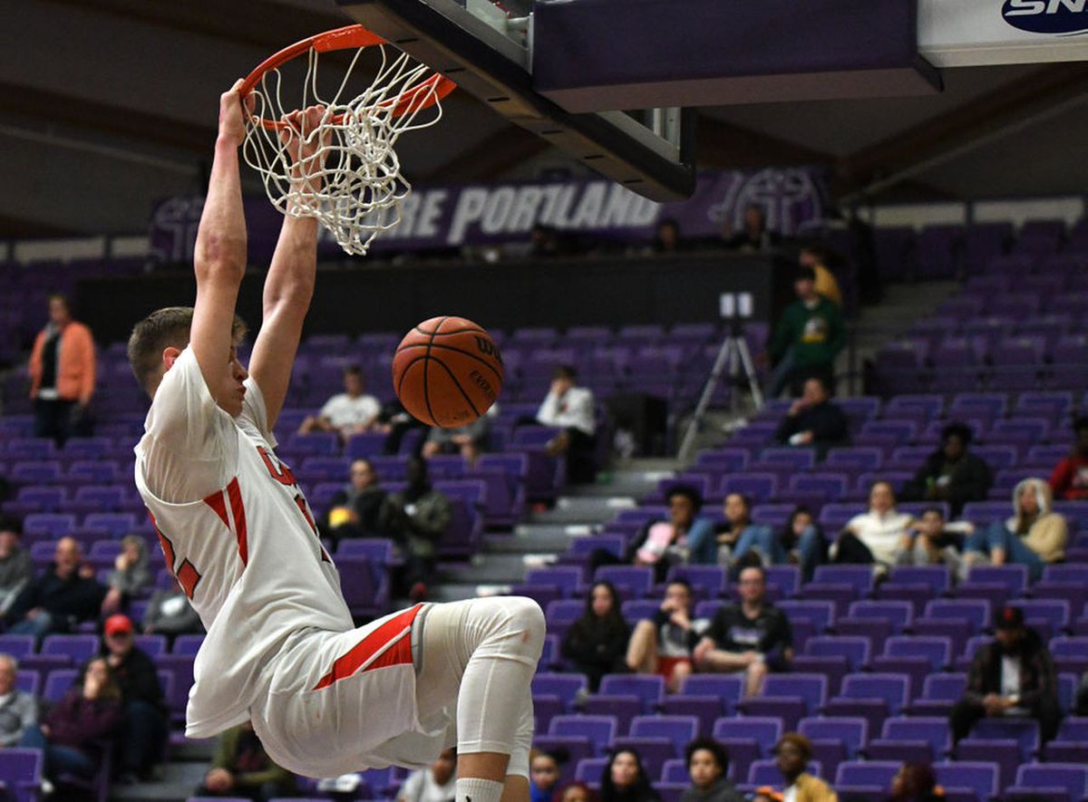 ClackBasketball's tweet photo. Some great shots from yesterday's win at the Chiles Center. Great team win for the Cavs!
📸: @taybalkom https://t.co/qHO1AYh2OY
