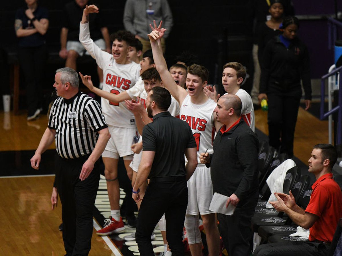 ClackBasketball's tweet photo. Some great shots from yesterday's win at the Chiles Center. Great team win for the Cavs!
📸: @taybalkom https://t.co/qHO1AYh2OY