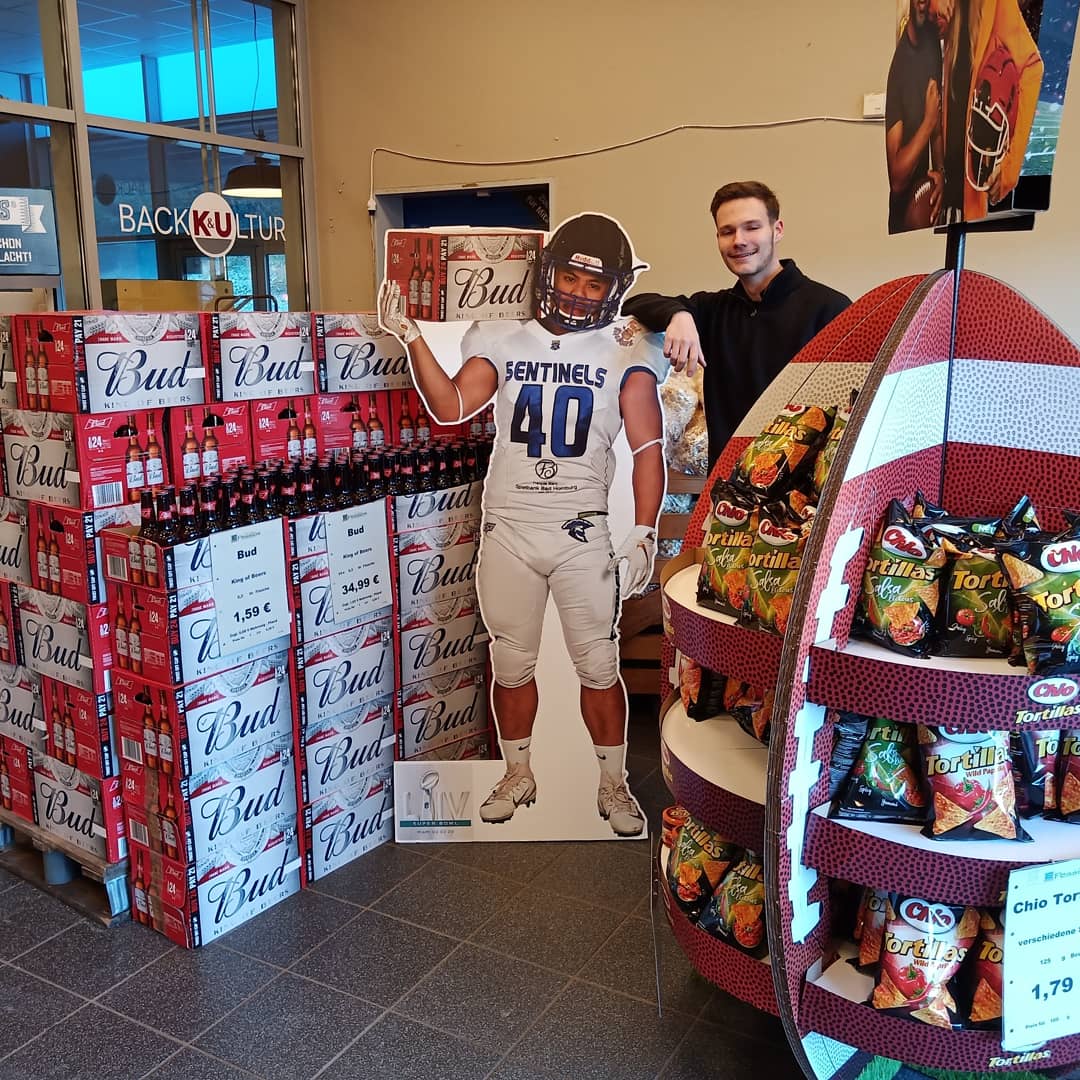 Sebasti48529536's tweet photo. Bud Beer, King of the Beers🍺
Extra für Sie, zum Superbowl aus den Staaten importiert!🇱🇷🇩🇪
Genießen sie ein eisgekühles Bud Beer 🍻 und dem perfekten Football Abend steht nichts im Weg 😋
Kick-Off des Superbowls: 2 Februar um 00:30 Uhr auf dem Sender mit der roten sieben. 📺 https://t.co/ODkZ3OrA1G