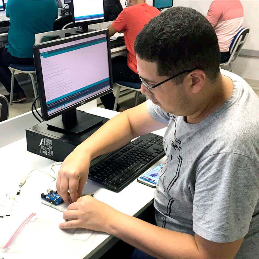 faculdadeucl's tweet photo. Segundo dia do Teachers Camp Brasil no Campus UCL Manguinhos. Dia de programação no arduino.
.
#nóssomosucl #ucl20anos #20anosdefuturo #faculdadeucl #ucl #campusmanguinhos #ucl20anosdefuturo #uclmanguinhos https://t.co/oyQEp1f0ws