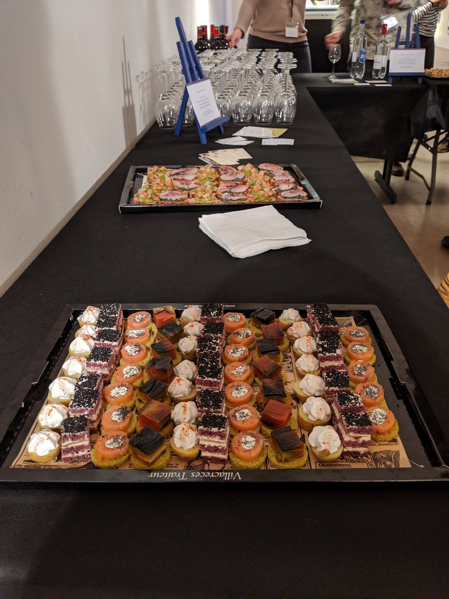 Alixbohersan's tweet photo. [#CoulissesDesSciences]
Pour bien conclure la soirée : buffet offert par @AssociationDDS et vin par @Caves_de_Rauzan. À demain pour la suite de la semaine de #culturescientifique ! https://t.co/wThT5iJzGl