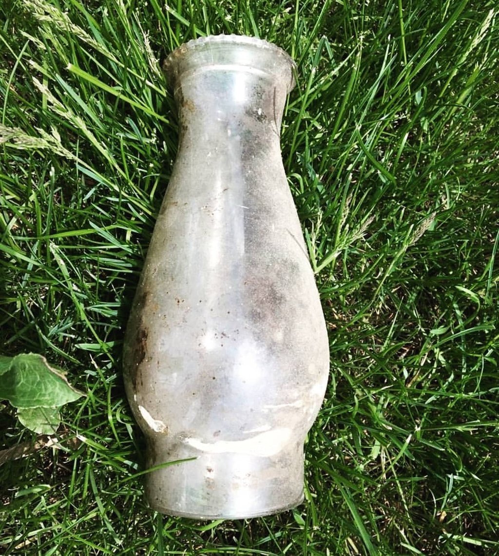 USArtifacts's tweet photo. Oil lamp are distinguishable by their glass chimney & burner type. For example, flanged-based chimneys are fitted for coronet burners & straight-based chimneys cover lamps with pronged burners. Pic by @capmsu
https://t.co/oZLudybGPp
#archaeology #arrifact #history #culture https://t.co/TDVLeiuEOy