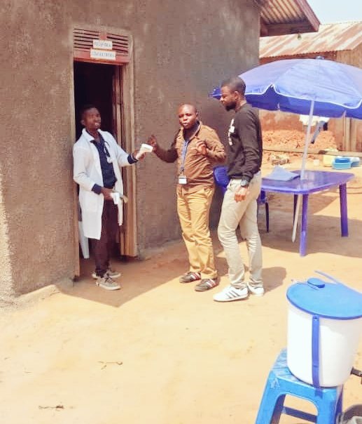 barryrodB's tweet photo. #Biakato mine Health area. @BarakaHumudi @WHO joint #RCCE / #Surveillance field activities in public places, Markets for Contacts/sick persons (pic1) active research. Then visit to Health facilities (pic2) to assess &amp; measure level of refusals/reluctances to go to Treatment Unit https://t.co/uZj8SQaIPe