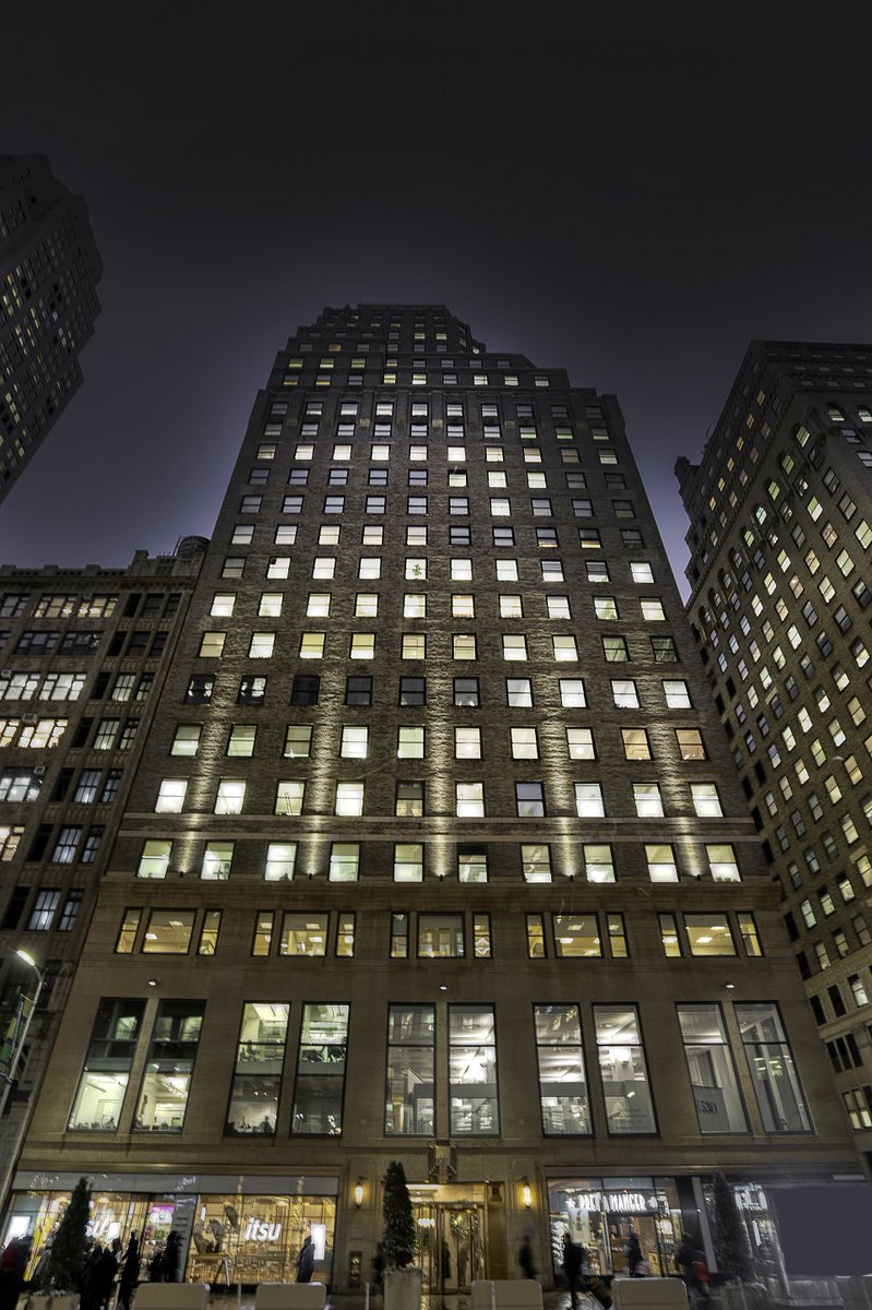 SavittPartners's tweet photo. Some recent nighttime shots of Savitt Partners' property at 530 7th Avenue. For availabilities, please see our previous post! #SavittPartners #Owner #PropertyManagement #RealEstate #NYC https://t.co/mWCoaTAz1K