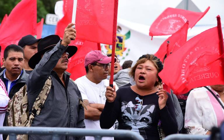 mrtiquio's tweet photo. Antorcha campesina inició el proceso para formar un partido político en puebla, con el cual busca desaparecer totalmente del @PRI_Nacional   , y lanzar a @JlozanoA (El cara de burra) como candidato propio a la gobernatura de puebla.
¿Nos reímos o que? https://t.co/BeAy0Vb4h6