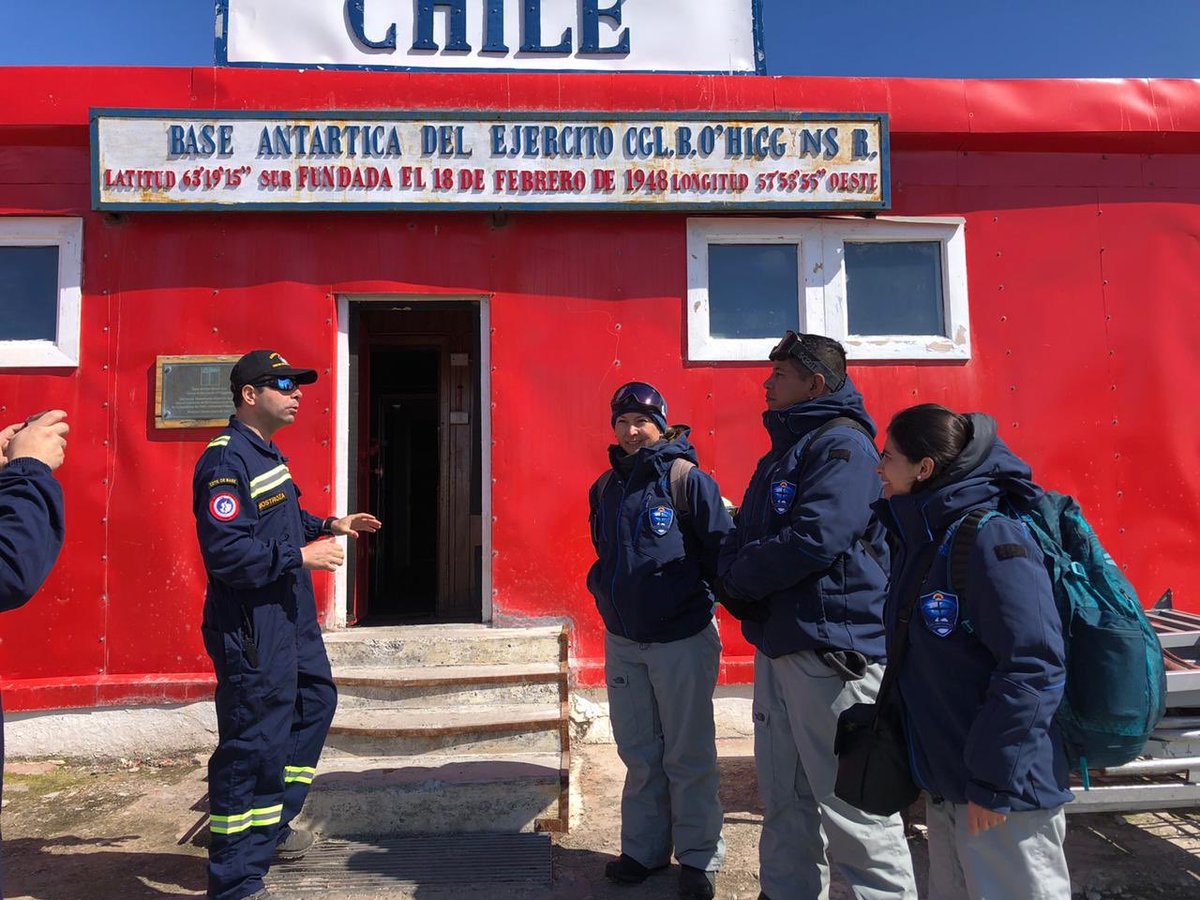 FuerzaAereaCol's tweet photo. Los investigadores científicos del #CITAE de su @FuerzaAereaCol permanecerán 3 semanas en la base General Bernardo O’Higgins, ubicada en el Islote Isabel Riquelme realizando el estudio de comunicaciones del segmento satelital #FACSAT1 https://t.co/dhJlvJSyn2