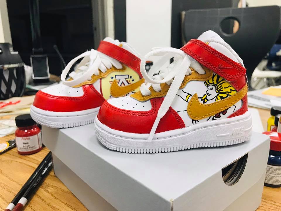 JoshuaSooterArt's tweet photo. No way I could afford #SuperBowl tickets to see my @Chiefs play. Maybe w/ luck likes and retweets a #Chiefs player will see this and let me customize their cleats for the game. Come on #ChiefsKingdom help me out @ChiefsReporter @PatrickMahomes @tkelce @MecoleHardman4 @buttkicker7 https://t.co/jNcrIiBeWT