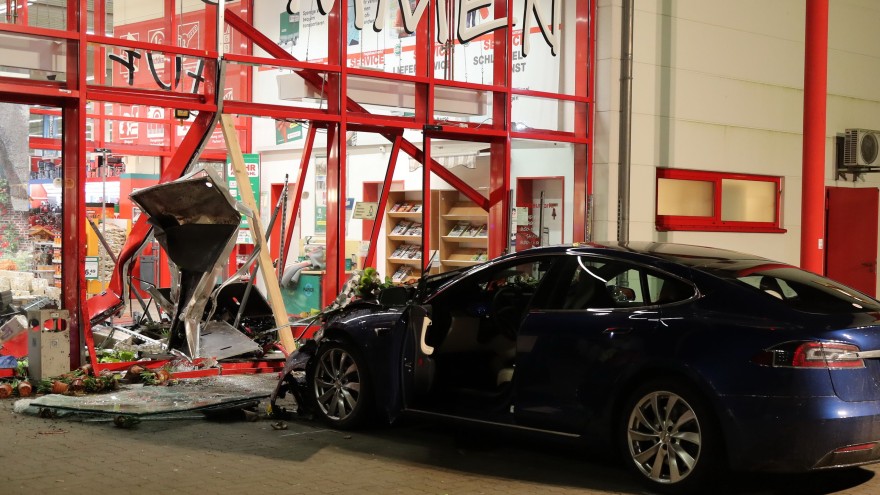 ton_aarts's tweet image. Tesla tweet van vandaag: Niks aan de hand mensen! #TeslaSuddenAccelerationIssues

En de 117e Tesla dode, zojuist in Duitsland

&apos;Toevallig&apos; weer een Tesla. Na ~1000 andere voorbeelden in mijn #TeslaFriday draadje al. Wat een &apos;toeval&apos;

Vraag voor de wasmachine: Wat klopt er niet?