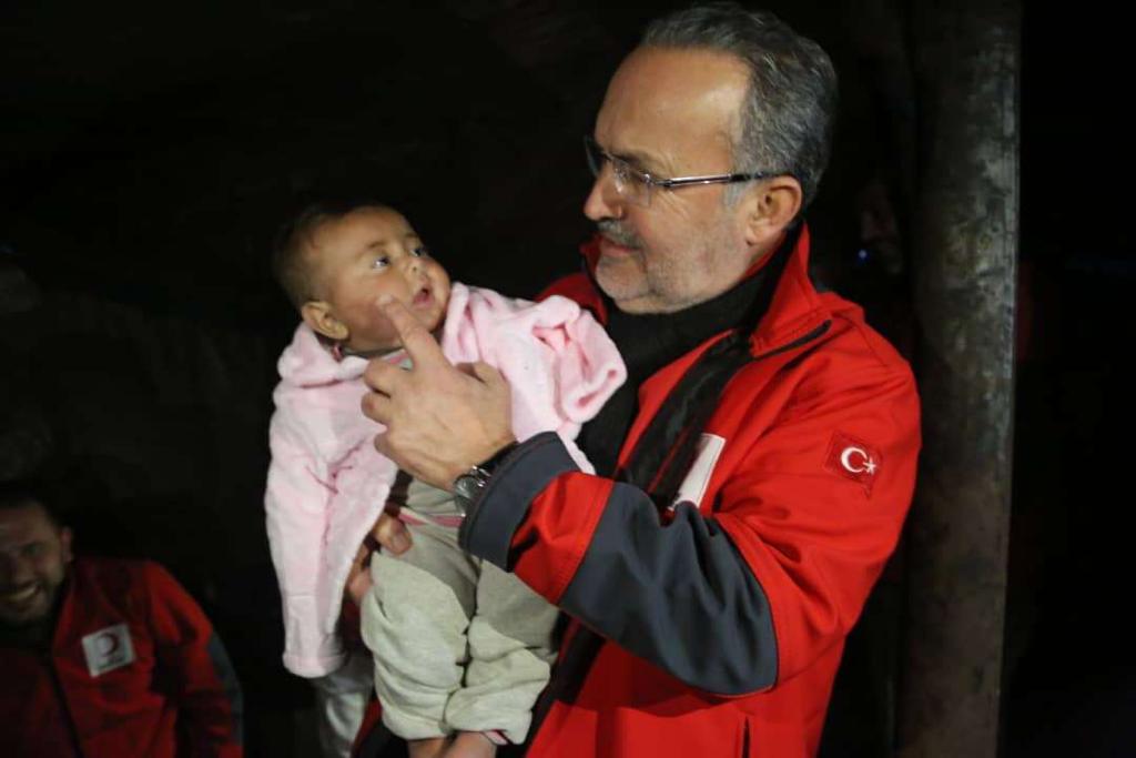 Kizilay's tweet photo. Soğuk ve çamurun esir aldığı kampta çocukları için yeterli besin ve ısınma temin edemeyen Süleyman ailesine #TürkKızılay ulaştı. 

Siz de HİLAL yazıp 2868’e SMS göndererek 10 TL ile tüm masumlara destek olabilirsiniz. #YanındaOl #SensizOlmaz https://t.co/o3E2XrG6zV