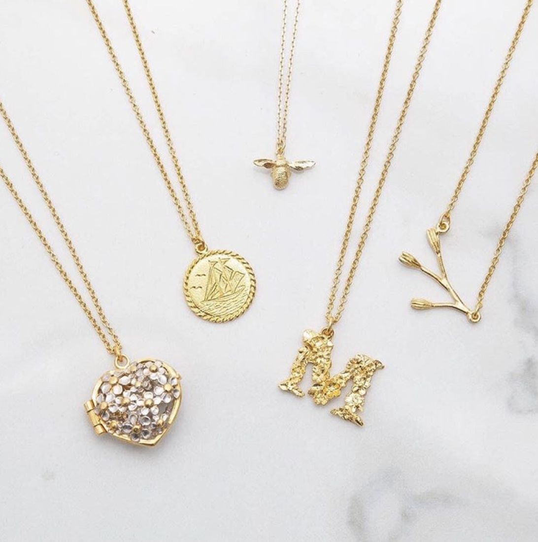 Which of these stunning necklaces is your favourite? 🐝

#alexmonroe #goldnecklaces #layeringnecklace #goldjewellery #initialpendant #beenecklace #locket #coinnecklace #ukjewellers #jewellery #jewelleryoftheday #ootdjewellery #jewelleryshop #worcester #jewellers #goldsmith
