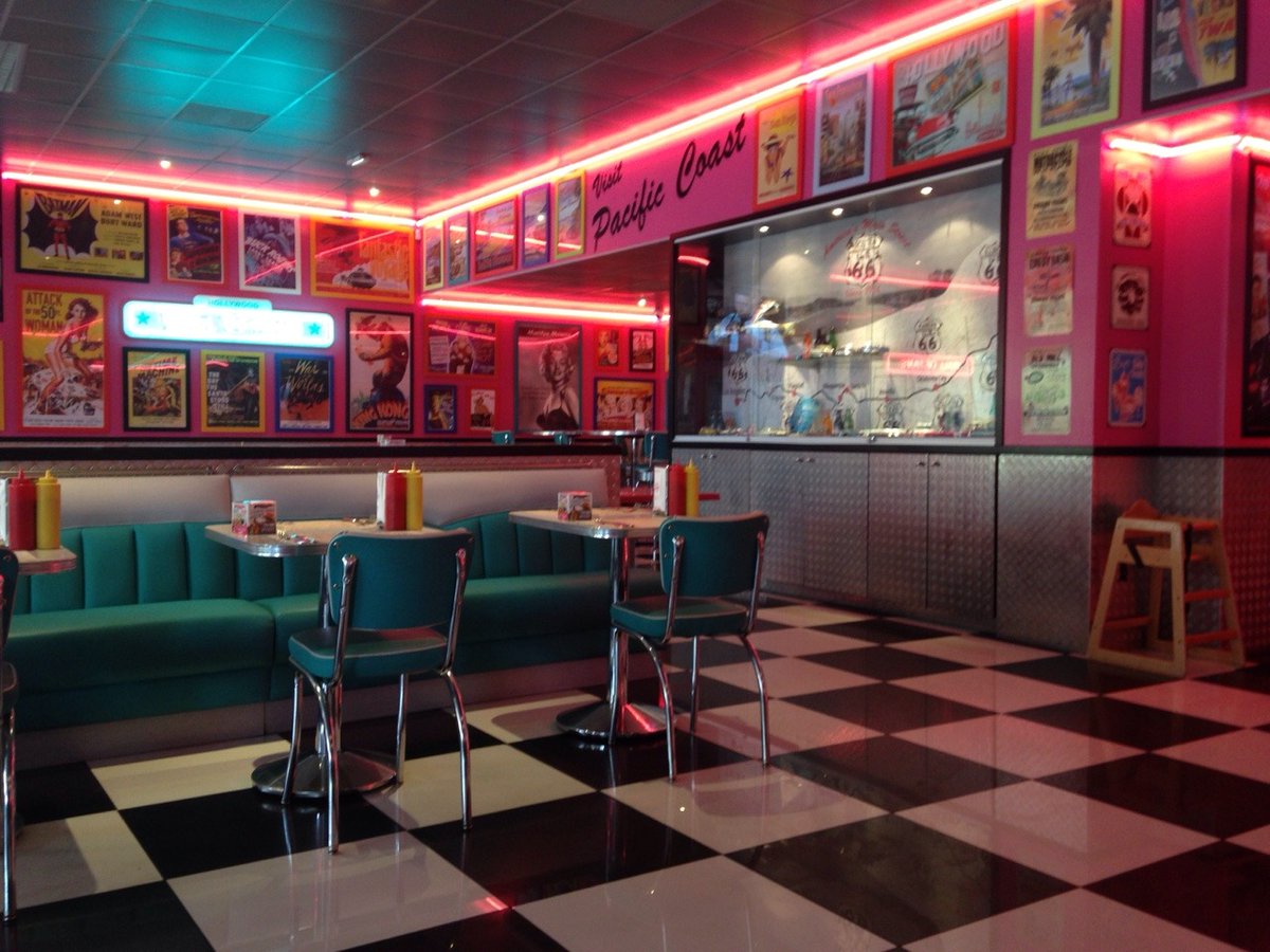 RavenLunachick's tweet photo. #Lunchtime #50sDiners 🍟🍒🥤 https://t.co/Bk2YbU0Xh8