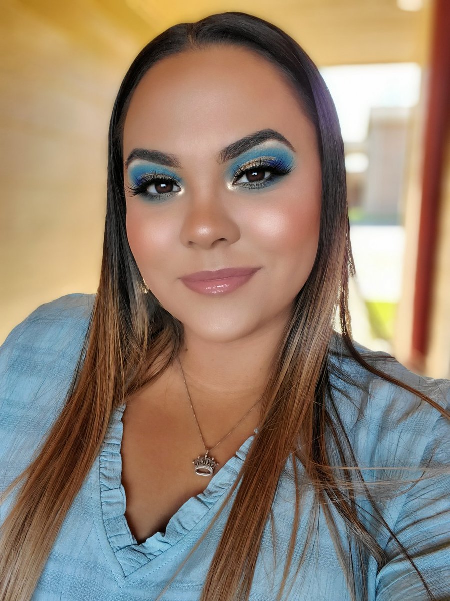 TinaMarie_08's tweet photo. Loved this eye look💙 #maybelline #brows #elfcosmetics #glow #highlightpoppin #lips #lipstickjunkie #lipgloss #makeup #makeupjunkie #wetnwild #morphebrushes #jamescharles #morphexjamescharles #blue #gold #KISSlashes #morphegirl #morphebabe #morphexjaclynhill #mua #glam https://t.co/RsUDj1pdYa