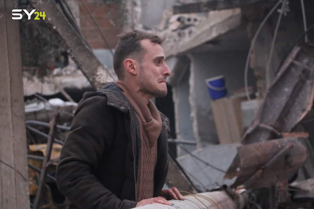 AnasAlshamy10's tweet photo. وجه #سوريا اليوم دموع وقهر 💔

The face of #Syria today is filled with tears and overcome with sadness..
A young man watches the Civil Defense teams while they pull his family from under the rubble
countryside of #Aleppo, the town in #KafrNouran
#IdlibUnderFire 
#Syria https://t.co/b1neVuRnSt