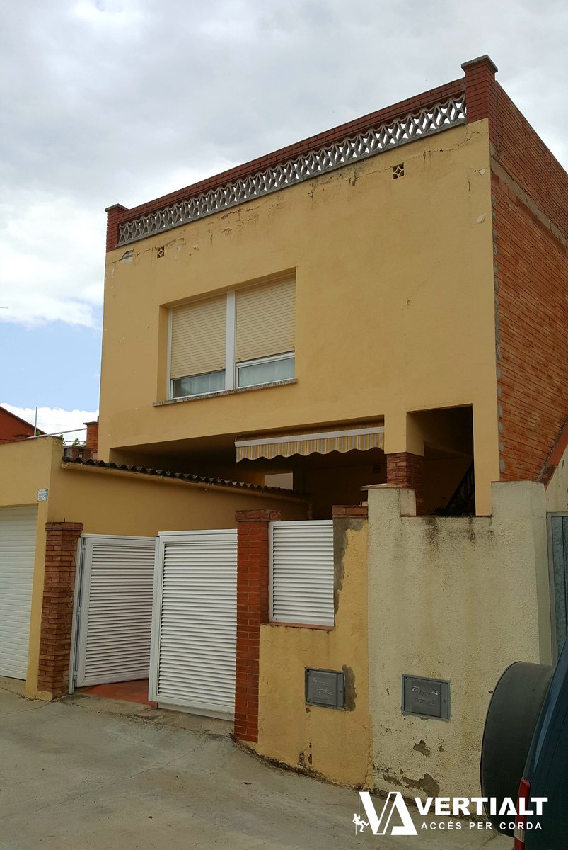 VERTIALT's tweet photo. #rehabilitación #fachada #rehabilitacióndefachadas #andamio #construcción #pintura #color #mortero #cemento #balaustrada #vierteaguas #goterón #cornisa #vertialt #treballsverticals #trabajosverticales #treballsenalçada #trabajosenaltura #accéspercorda #accesoporcuerda 👌🏼 #penedès https://t.co/zchpyHY1LE