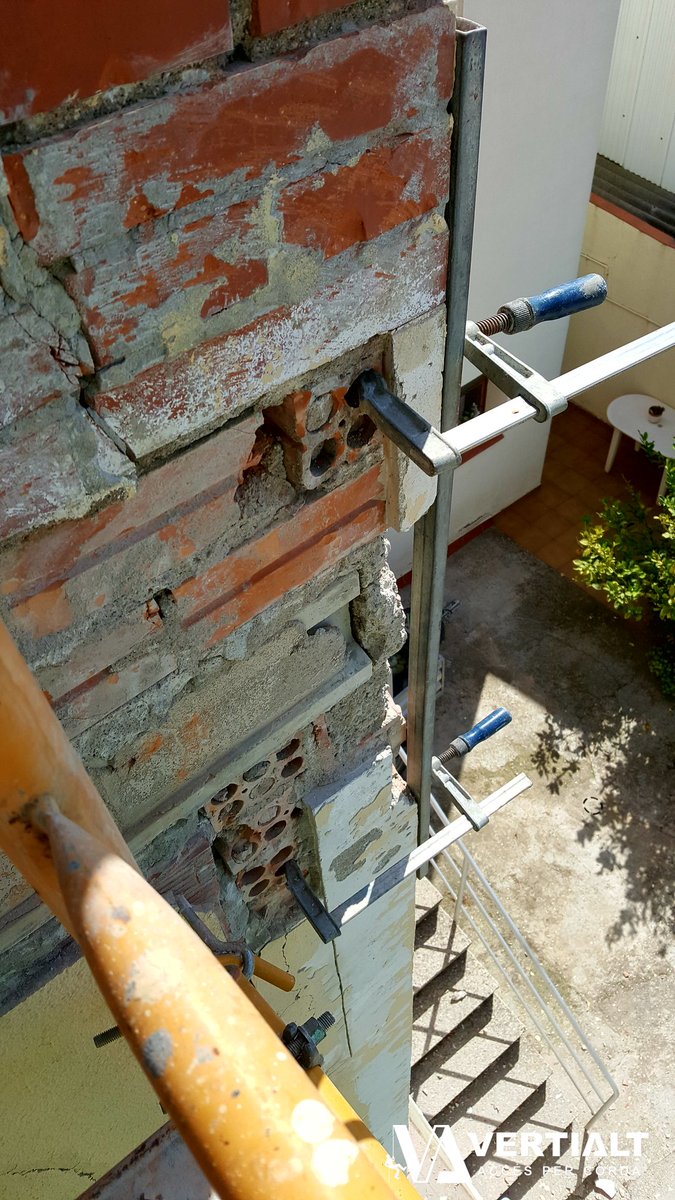 VERTIALT's tweet photo. #rehabilitación #fachada #rehabilitacióndefachadas #andamio #construcción #pintura #color #mortero #cemento #balaustrada #vierteaguas #goterón #cornisa #vertialt #treballsverticals #trabajosverticales #treballsenalçada #trabajosenaltura #accéspercorda #accesoporcuerda 👌🏼 #penedès https://t.co/zchpyHY1LE