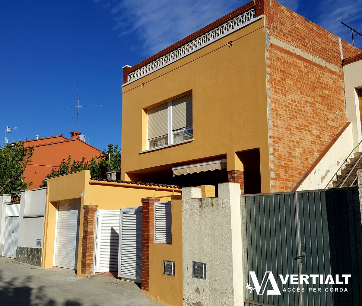 VERTIALT's tweet photo. #rehabilitación #fachada #rehabilitacióndefachadas #andamio #construcción #pintura #color #mortero #cemento #balaustrada #vierteaguas #goterón #cornisa #vertialt #treballsverticals #trabajosverticales #treballsenalçada #trabajosenaltura #accéspercorda #accesoporcuerda 👌🏼 #penedès https://t.co/zchpyHY1LE