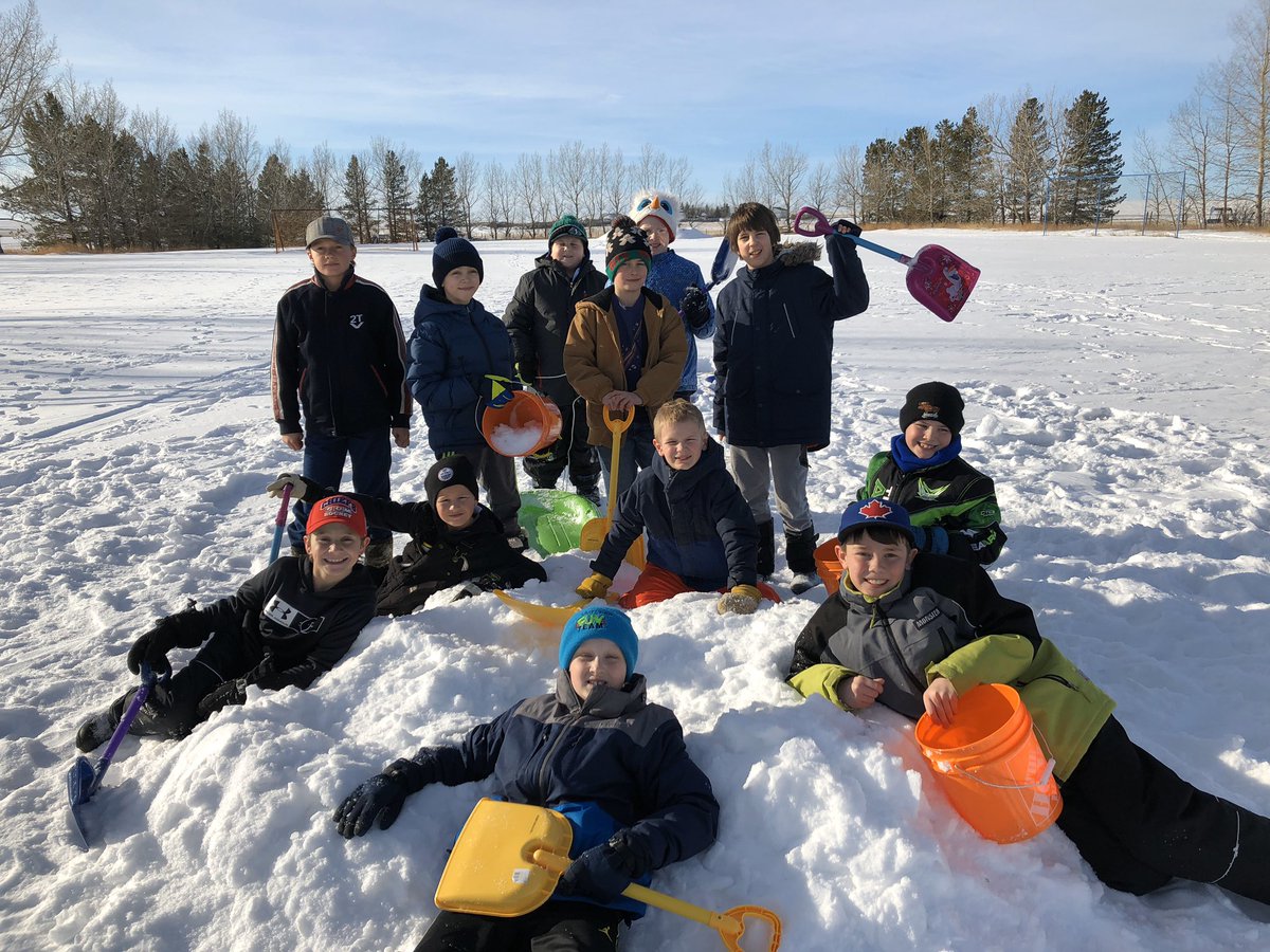lmeitzen's tweet photo. Enjoying the warmer weather and our new outdoor equipment at lunch. @deliabulldogs https://t.co/Ogljq3TWLi