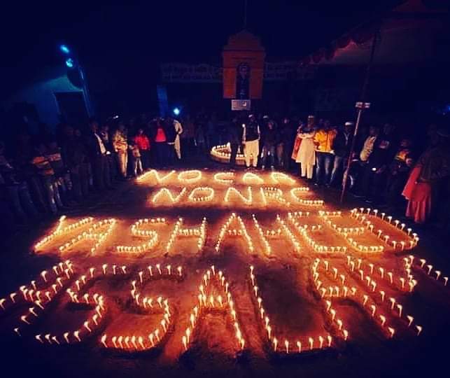 bishruddin's tweet photo. Protesters at the "ShaheenBagh" of Ahmedabad, Gujarat light candles in the great memory of martyrs who scarificed their life during anti CAA NRC agitations.

#martyrs #ShaheenBaghProtest #ahmedabad #caaprotests2019 #indiarejectsnrc https://t.co/3LtlF7KRwS