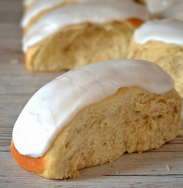 ICED FINGER BUNS 🤍
.
New recipe on Baking with Granny today. These delicious Iced Finger Buns. Always a crowd pleaser!
.
Full recipe on Baking with Granny- link in bio.
.
#bakingwithgranny #icedfinger #icedfingerbuns #fingerbuns #icedbuns #baking #bl… ift.tt/37inzLV