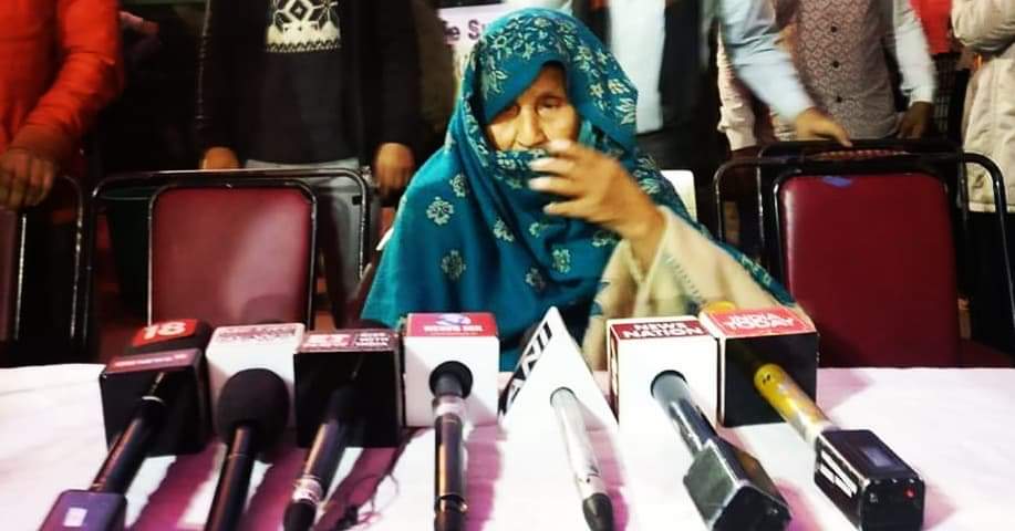 bishruddin's tweet photo. A grand mother from the anti CAA NRC protest site of ShaheenBagh, meets the press, after she met Delhi Lt.Governor along with a group.
These octogenarian and nonagenarian women are writing a new chapter in the history
 #caaprotestsindia #indiarejectsnrc https://t.co/TvtABZS7x9