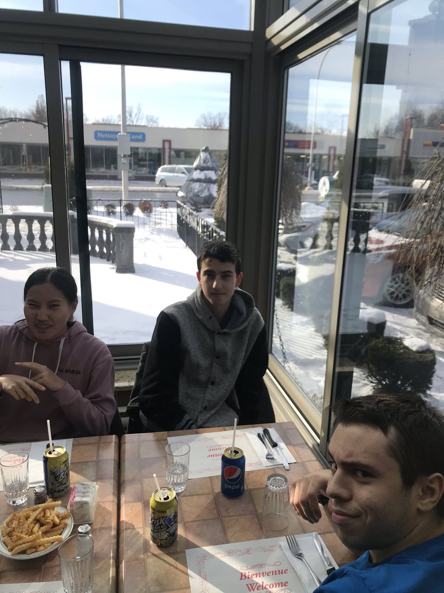 Cferhrhs's tweet photo. The CFER students enjoyed a special holiday treat of pizza and bowling yesterday. Here are photos of the pizza party. #reseaucfer #cferpic https://t.co/k3bgcGDHfU