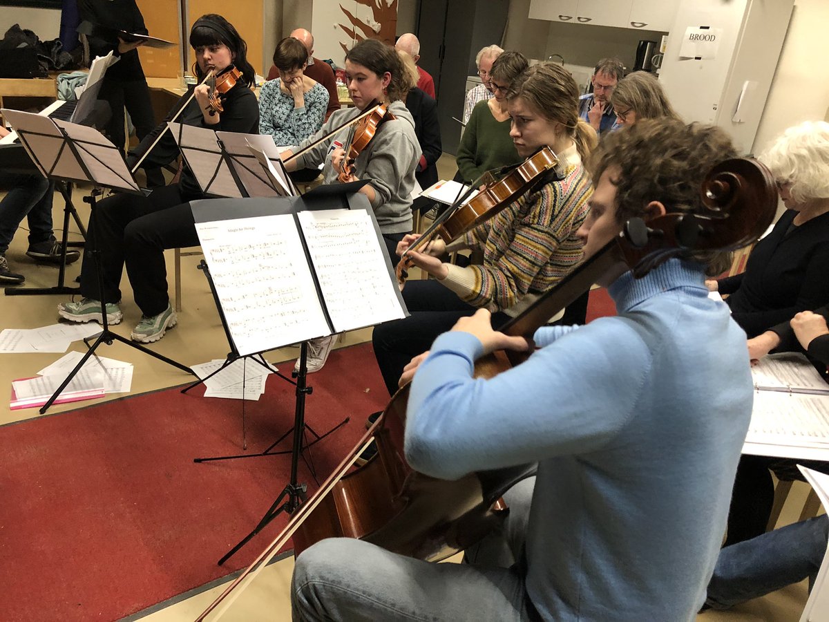 We zijn druk met het voorbereiden van de bijzondere voorstelling To The Movies! We zingen koorwerken uit films, samen met een strijkkwartet en pianist, mèt filmbeeld! Eén voorstelling is al uitverkocht, dus bestel snel op vocare.nl !