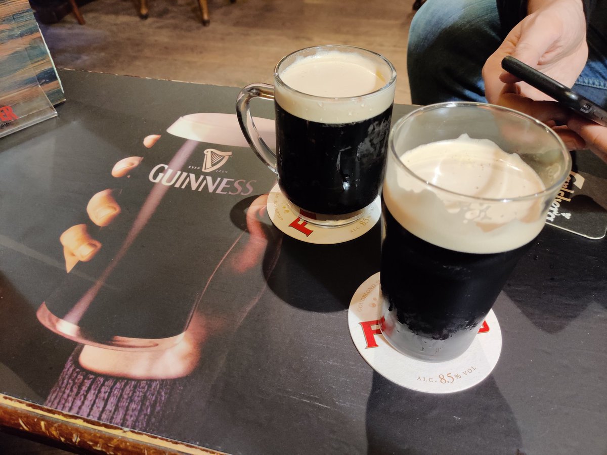 lavajug's tweet image. Le LavaJUG attend les gars du #PythonUserGroup.