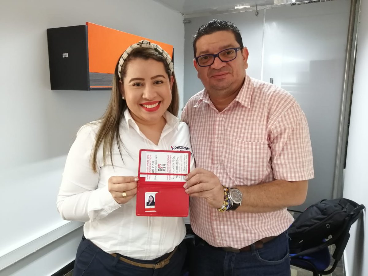 copar_arauca's tweet photo. Entrega del carnet de la @FIP_AL a Leisa Katerine Gonzáles socia de la Corporación de Periodistas de Arauca. @copar_arauca https://t.co/poE5ww28WO