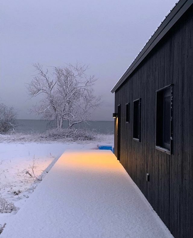 AAmpStudioLA's tweet photo. Lights are on at the snow covered Ell House — getting ready for move-in 🙌🙌🙌 ... #lakehouse #ellhouse #snowcovered
.
.
.
@ellhousepec in collaboration w/ @rhaworks 📸 by @instabarker c/o @blackwoodsiding https://t.co/fCX8V4bjpT