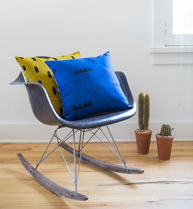 My favorite blue paired with my favorite yellow/green. 💛💙 Low stock on patterned linen throw pillows, visit the shop or the website to catch your favorite design before it's gone.⁠
⁠
📷<a href="/laurejoliet/">Laure Joliet</a> ift.tt/2RfBQU4