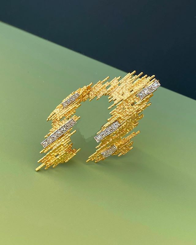 grimajewellery's tweet photo. A yellow gold textured wire and diamond brooch by Andrew Grima, 1971 | enquiries: info@grimajewellery.com https://t.co/eJgukeYKFa https://t.co/u5YMGXdv1S