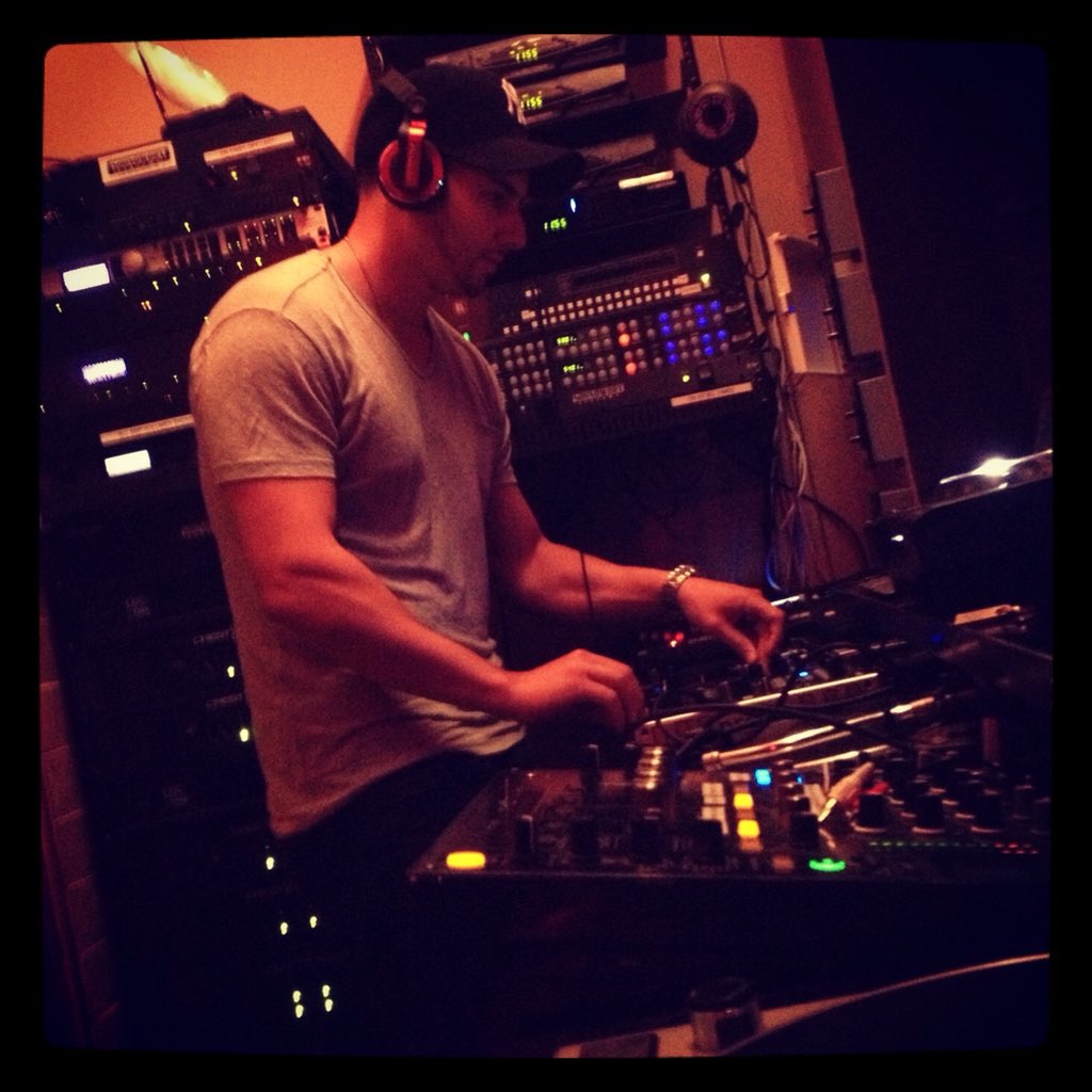 djcenti's tweet photo. 10 Years of #HouseMusic. 50 Classic Tracks. 78 Minutes. 128 BPM. #PressPlay ▶️
https://t.co/TgVIwVXvtI https://t.co/FetUBylvEC