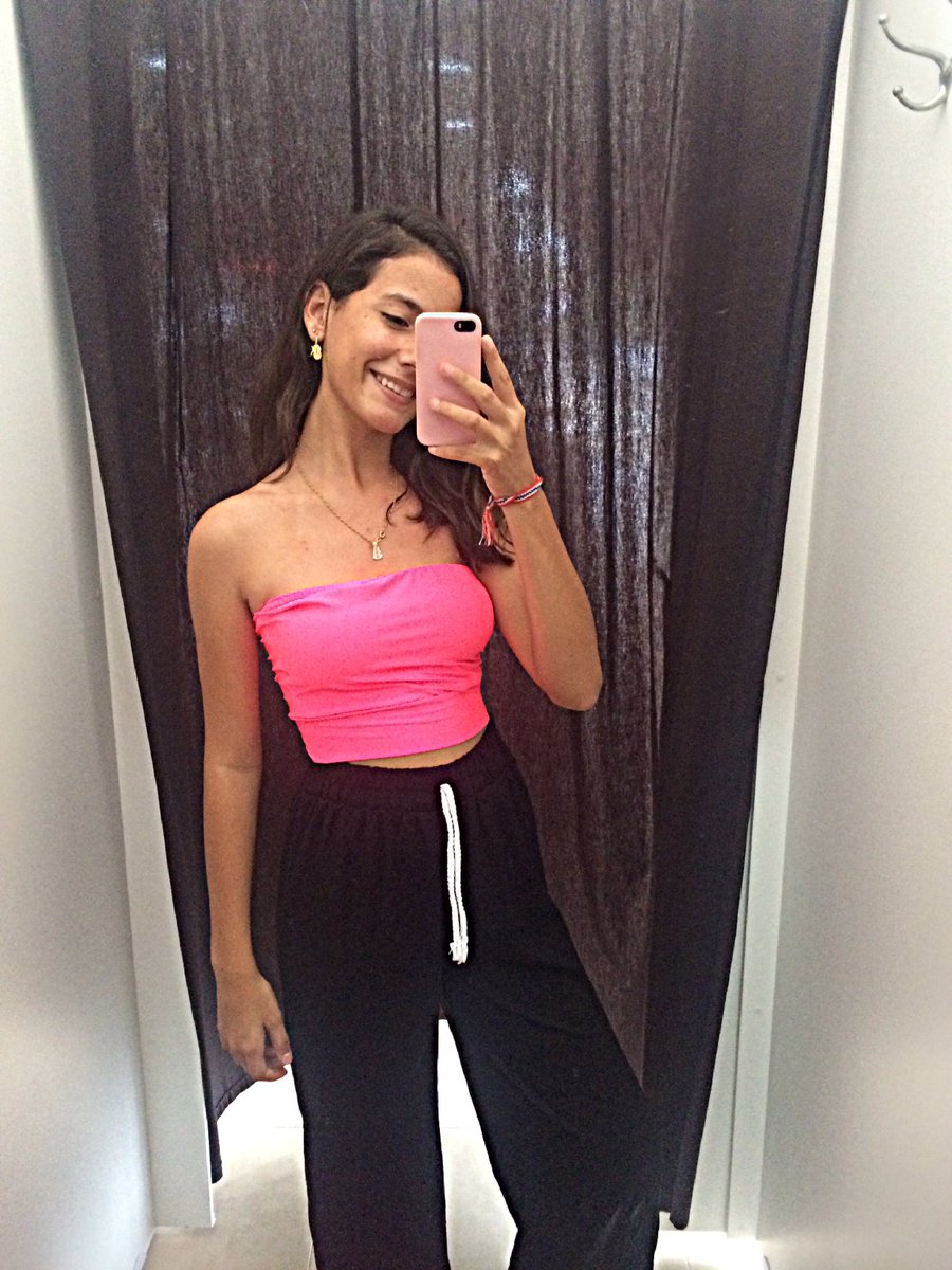 JuliaEduardaFe3's tweet photo. Aquelas que entra na loja pega pra provar e só leva a blusa😂 mas tira a foto com a roupa toda 😂😂 https://t.co/g1JSMwLGXv