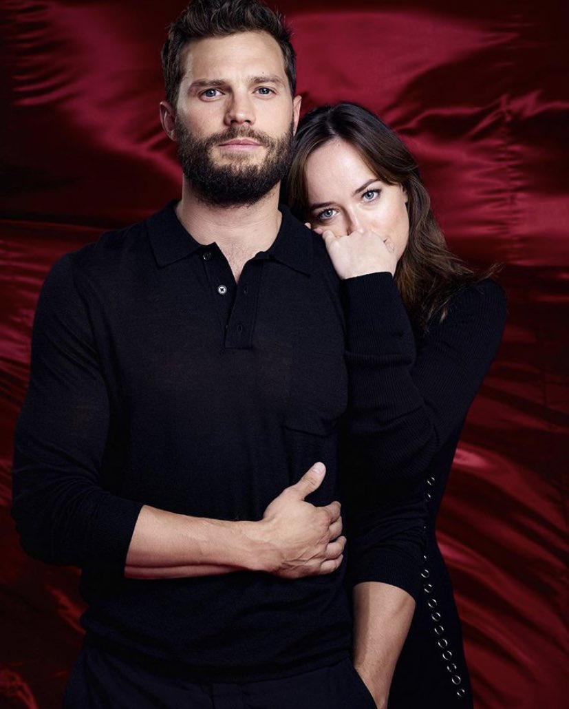 Love the background for these outtakes of #JamieDornan and #DakotaJohnson credit to <a href="/fsupdatess/">🧚🏼‍♀️</a>