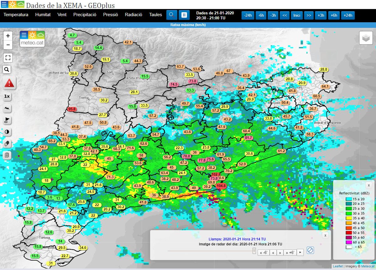 Amb el pas d'aquesta línia de tempestes, el vent afluixa. Per tant, al llarg de les pròximes hores el vent afluixarà al litoral i prelitoral central després de més de 48h bufant amb cops molt forts. 
Imatge amb les ratxes actuals de vent, radar i llamps. #Glòria