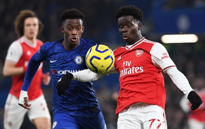 Penyerang Chelsea, Callum Hudson-Odoi (kiri) berebut bola dengan gelandang Arsenal, Bukayo Saka pada laga Selasa (21/1/2020).