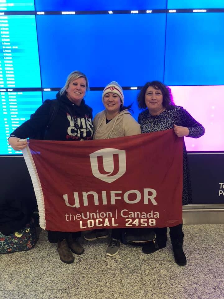 UniforLocal2458's tweet photo. Our President Tullio DiPonti along with @darlene_marcuz, @Jenclout and @simple_feast holding the line in support of @Unifor594 #onedaylongeronedaystronger @UniforTheUnion #Solidarity https://t.co/A3GtVIcOqL