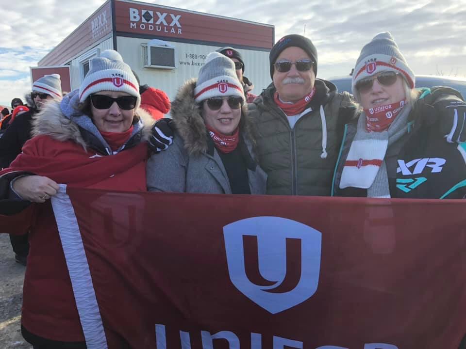 UniforLocal2458's tweet photo. Our President Tullio DiPonti along with @darlene_marcuz, @Jenclout and @simple_feast holding the line in support of @Unifor594 #onedaylongeronedaystronger @UniforTheUnion #Solidarity https://t.co/A3GtVIcOqL