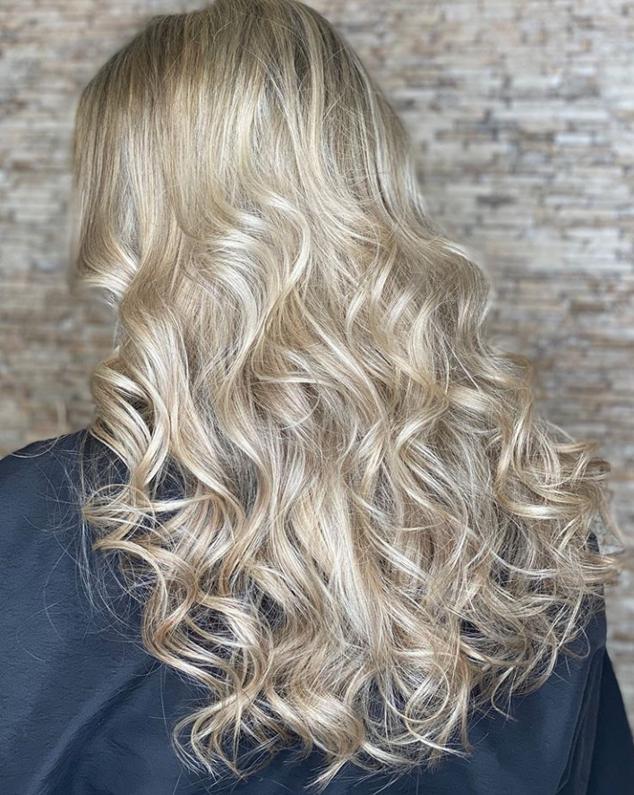 TeddieKossofs's tweet photo. Hello blondie 👋🏼 We added babylights throughout the hair to brighten up this look
Color: @coloristjunkie_mo
Style: @hairbyk14
#teddiekossof #teddiekossofsalonspa #glenbrook #northbrook #glenviewil #northfieldil #northfieldsalon #glenviewsalon #glenbrooksalon https://t.co/ELAH1aPzqc
