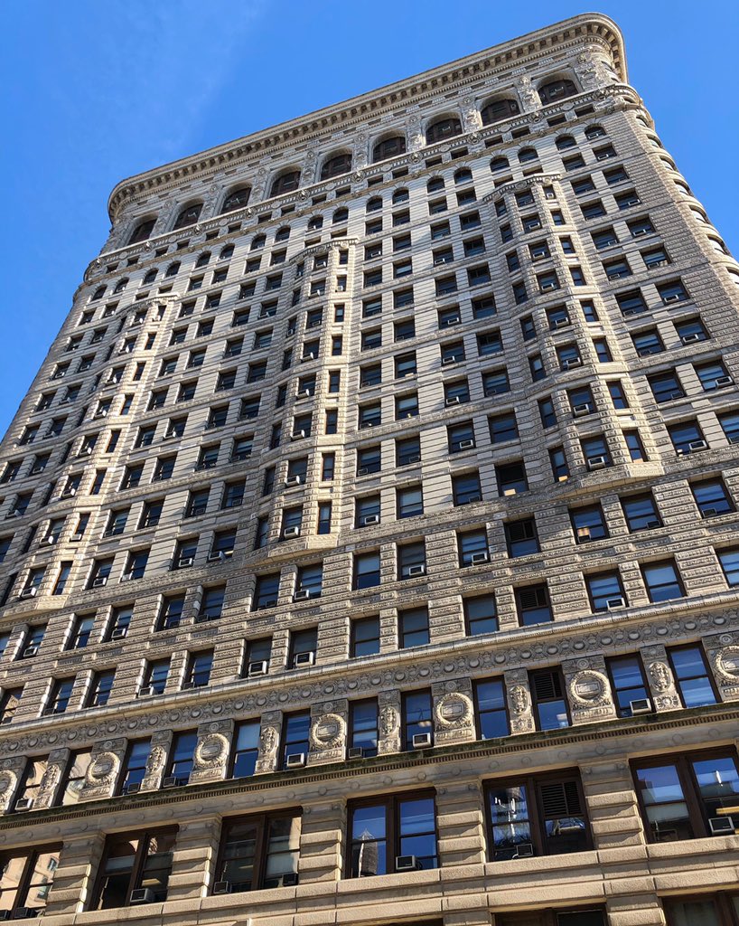 And of course then there are examples from amongst them that no matter what, even the snobbiest must recognise as incredible masterpieces of commercial and artistic vim.. the Flatiron Building, NYC, Daniel Burnham, 1902